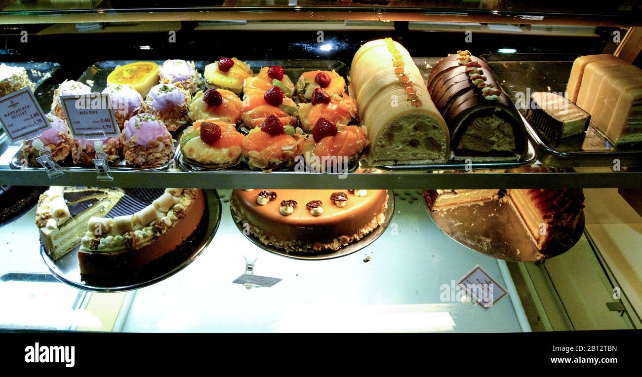 Im bekannten Café Niederegger gibt es eine große Auswahl an Marzipan- und eleganten Tee-/Kaffeesälen. Einige der Marzipan-Kuchen sind ausgestellt Stockfoto