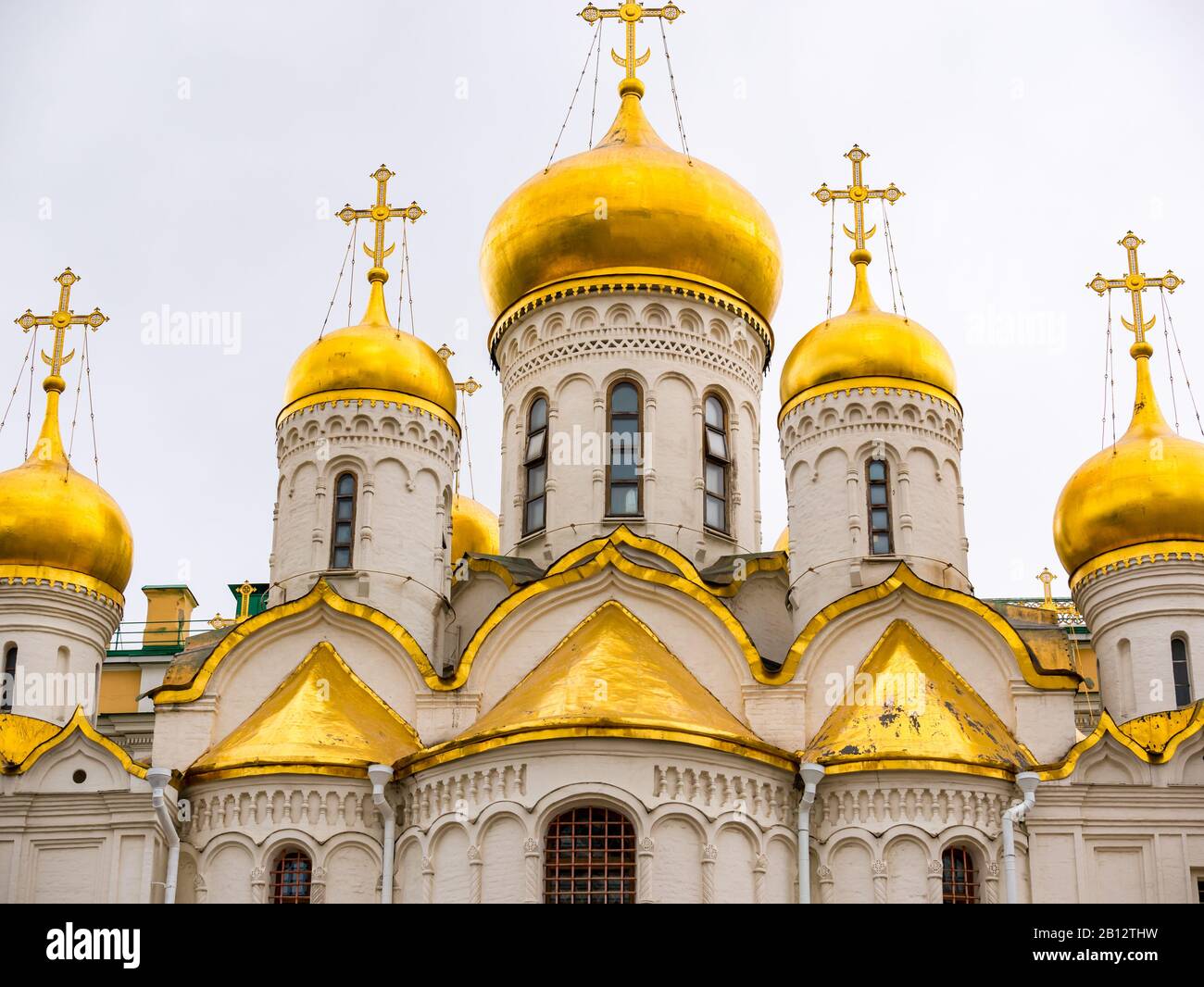 Goldene Zwiebelkuppeln der Mariä-Verkündigungs-Kathedrale, Kreml, Moskau, Russische Föderation Stockfoto