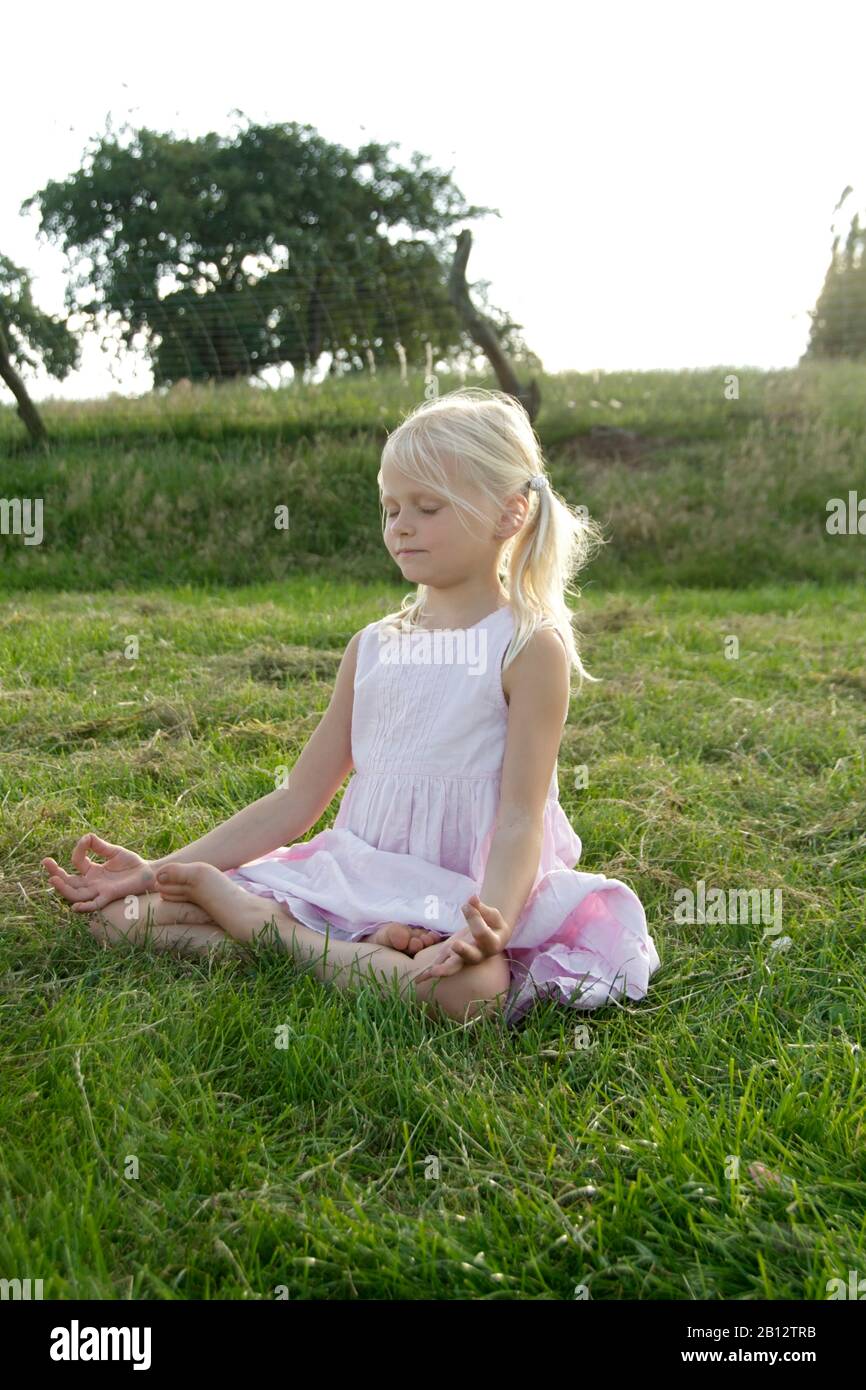 Portrait eines Mädchens, das im Sommer Yoga praktiziert, Eyendorf, Niedersachsen, Deutschland, Europa Stockfoto