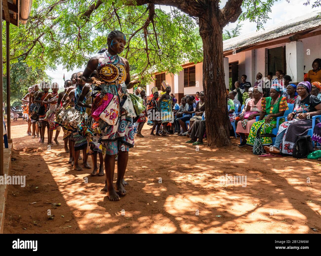 Traditionelles Tanzen von Kindern bei einer Zeremonie in einer kenianischen Grundschule im Stadtteil Sagalla in der Nähe Von Voi Stockfoto
