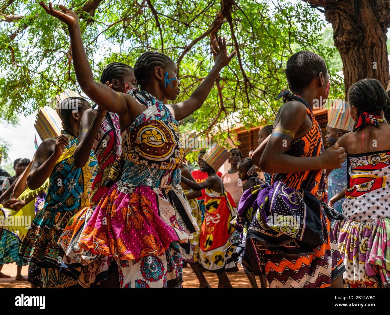 Traditionelles Tanzen von Kindern bei einer Zeremonie in einer kenianischen Grundschule im Stadtteil Sagalla in der Nähe Von Voi Stockfoto