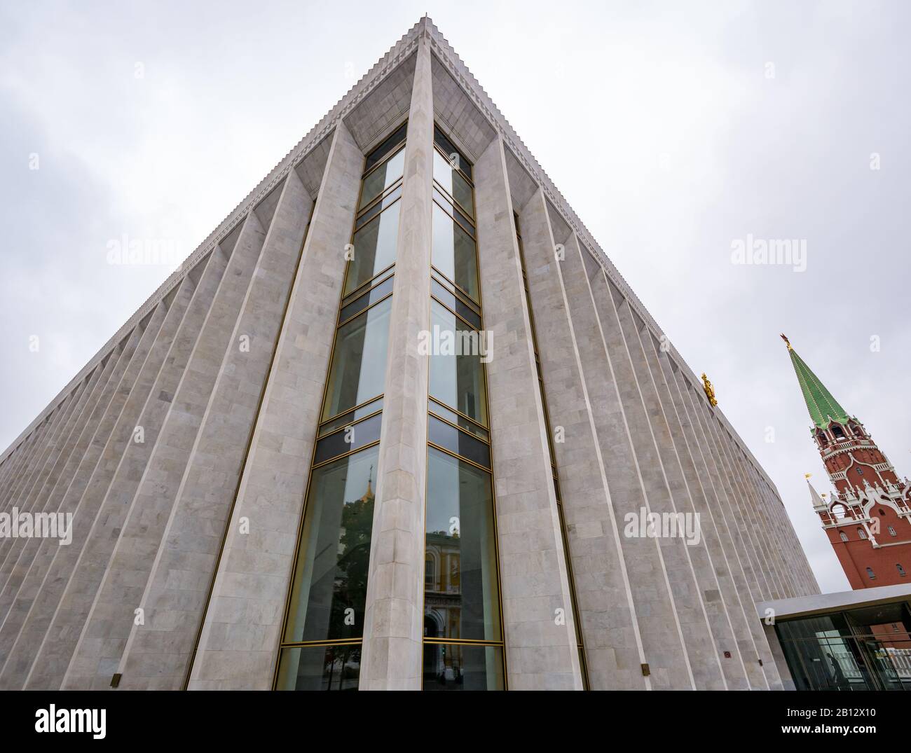 Regierungsgebäude des staatlichen Kremlpalasts & Troitskaja-Turm, Kreml, Moskau, Russische Föderation Stockfoto