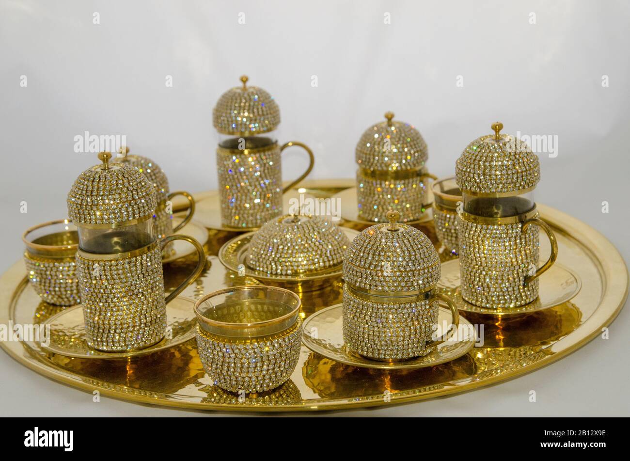 Golden Turkish Coffee Set Stockfoto