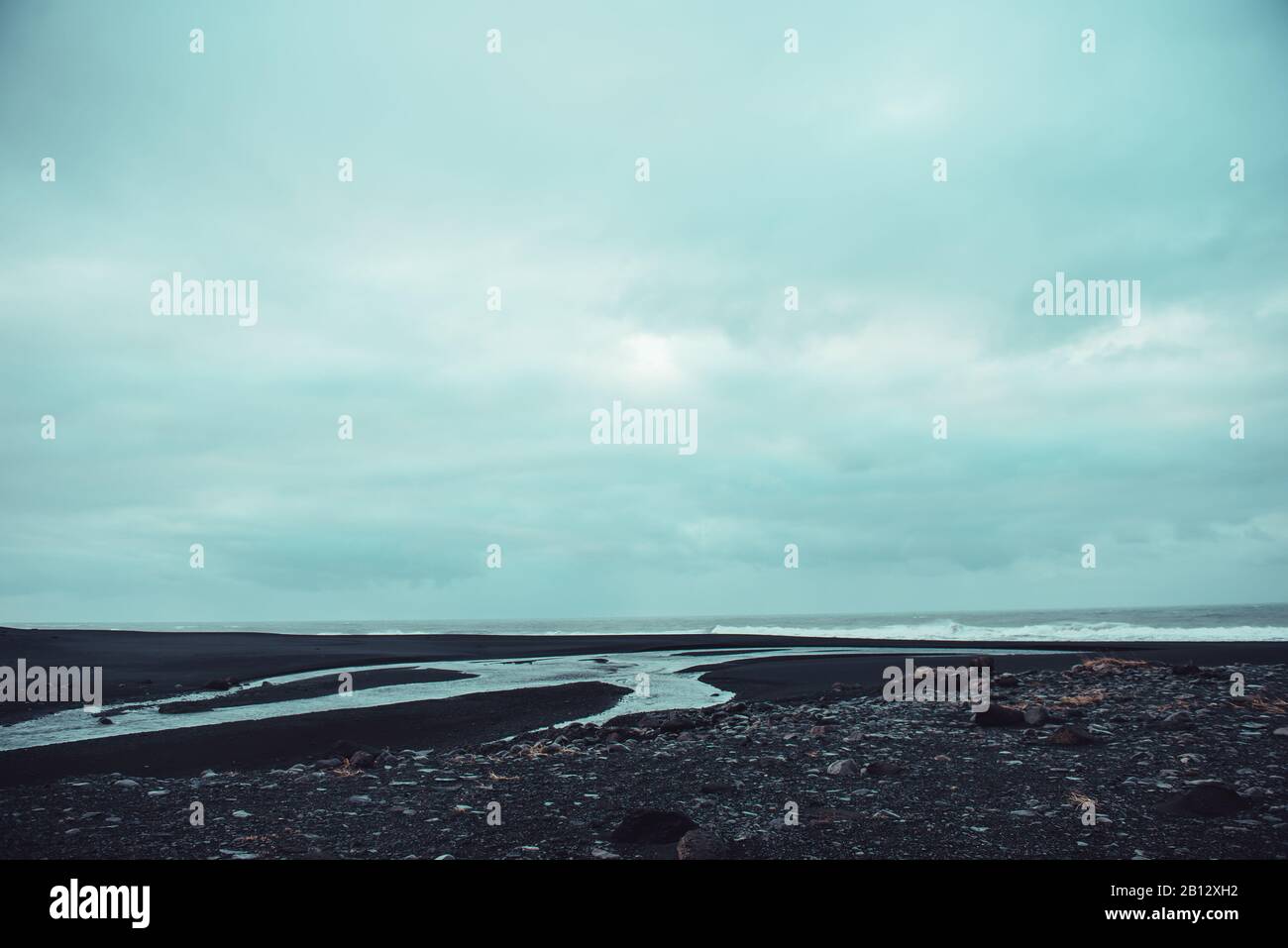 Der schwarze Sand an der Südküste Islands bei Solheimasandur bei Vik, an einem launigen Wintermorgen. Stockfoto