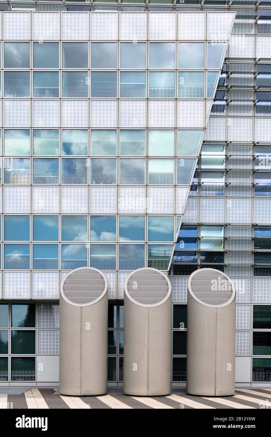 Glasfassade und Lüftungsrohre des Terminals 2 am Flughafen München, München, Bayern, Deutschland, Europa Stockfoto