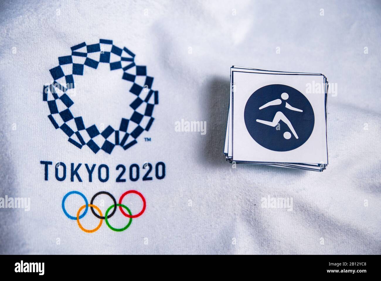 TOKIO, JAPAN, JANUAR. 20. 2020: Fußballsymbol für olympisches Sommerspiel Tokio 2020, weißer Hintergrund. Offizielles Logo und Piktogramme Stockfoto