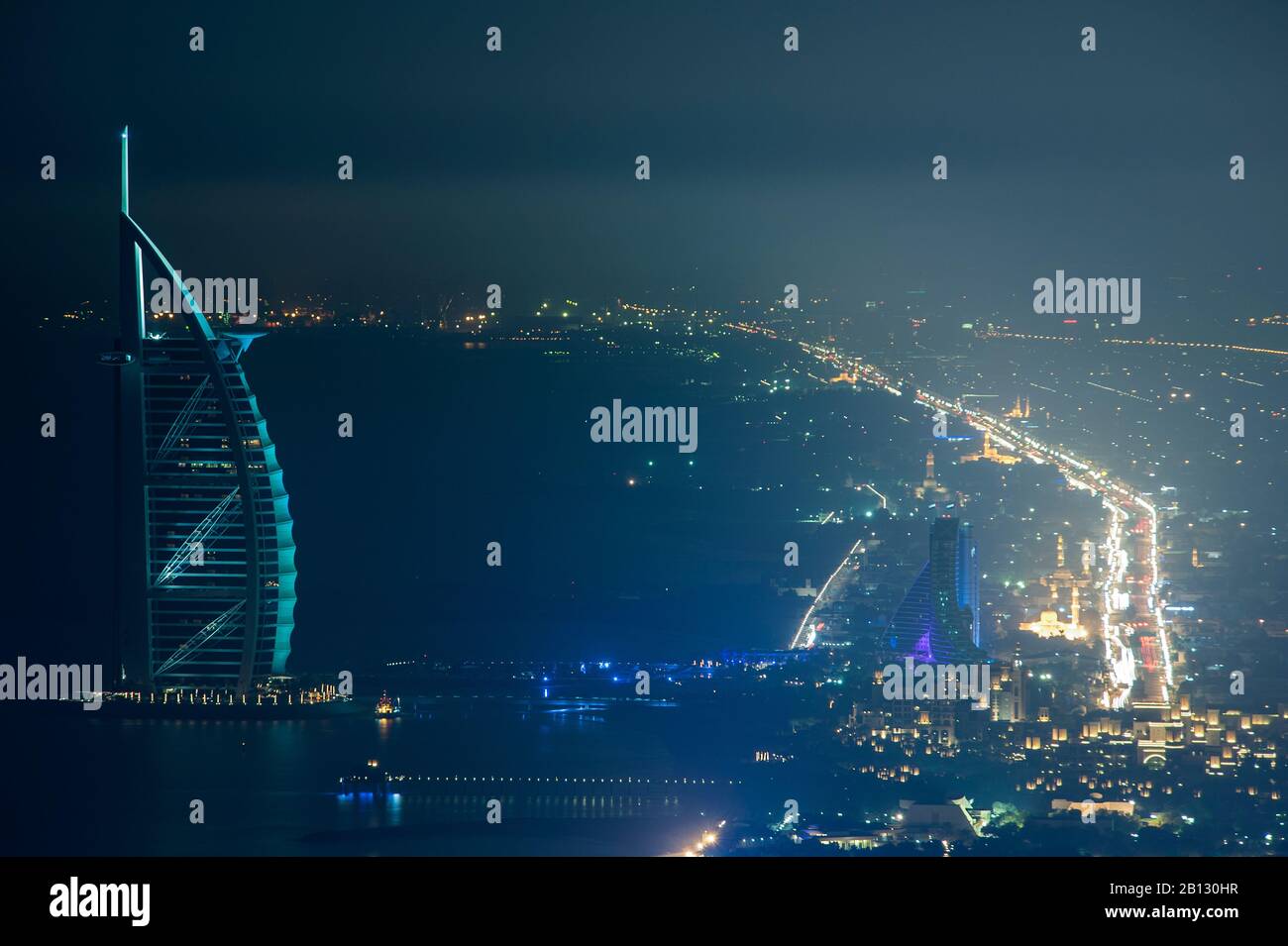Burj Al Arab und Küste bei Nacht, New Dubai, VAE Stockfoto