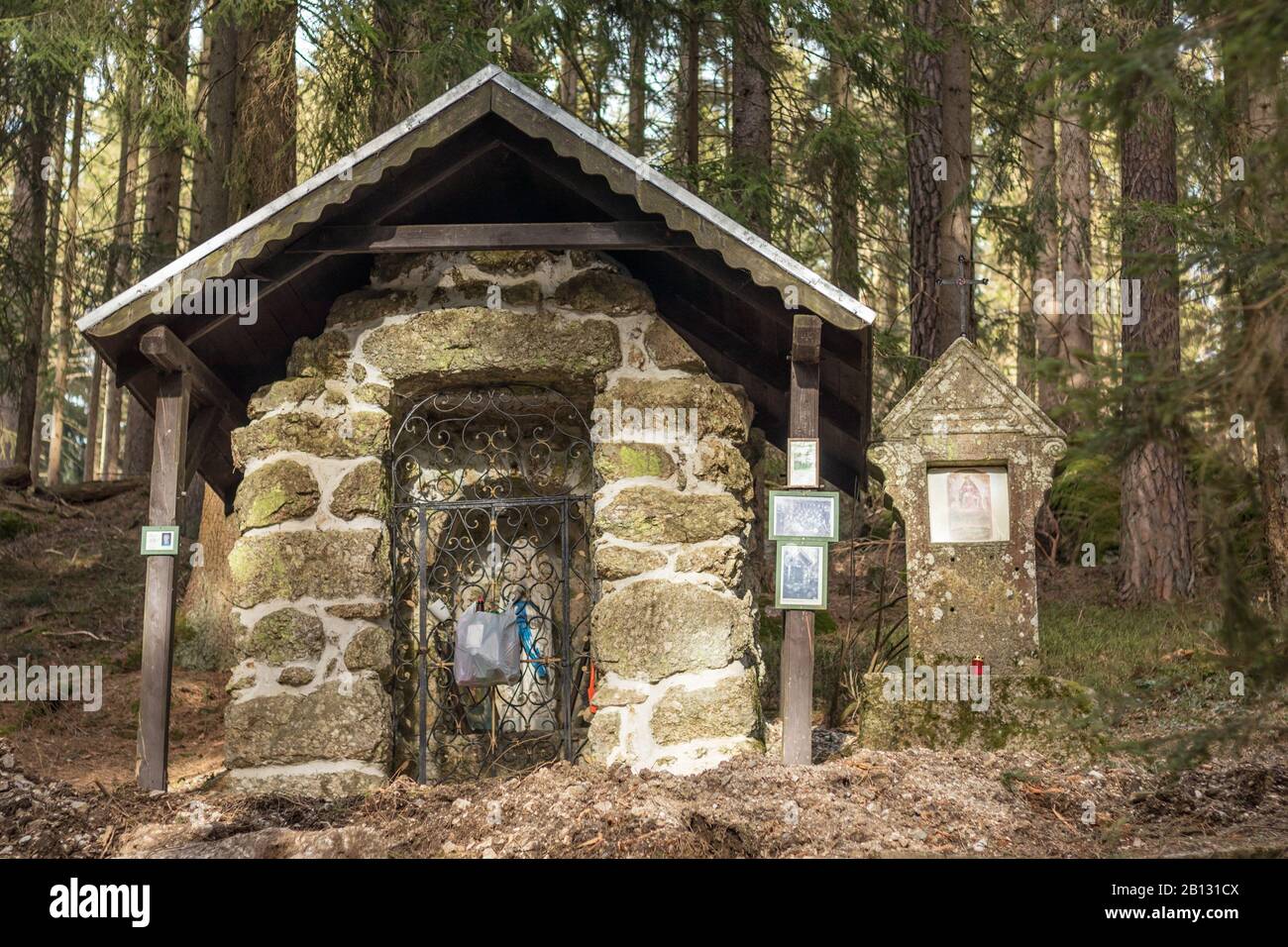 Höhle Lourdeskapelle auf Kreuzwegstationen, Cetviny, Tschechien Stockfoto