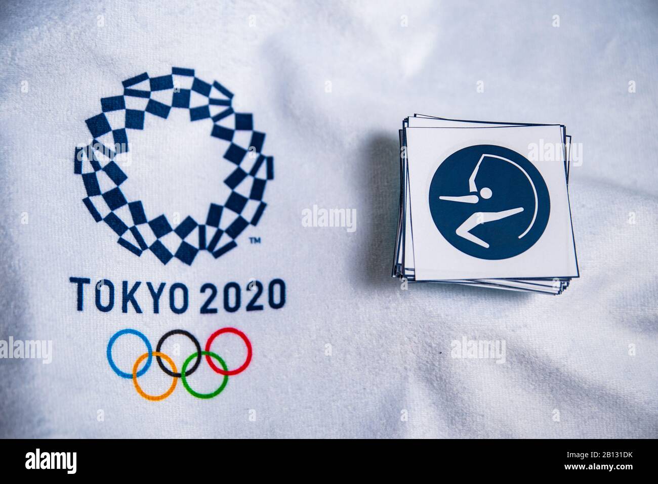 TOKIO, JAPAN, JANUAR. 20. 2020: Symbol für rhythmische Sportgymnastik für olympisches Sommerspiel Tokio 2020, weißer Hintergrund. Offizielles Logo und Piktogramme Stockfoto