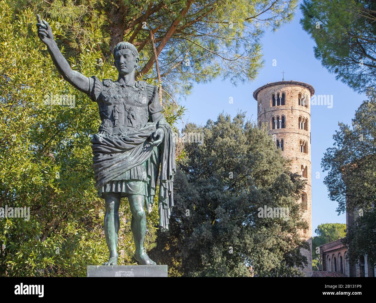 Ravenna - Die Bronzekopie der ursprünglichen antiken Statue von Caesar Augustus vor der Kirche Basilica di Sant Apollinare in Classe. Stockfoto
