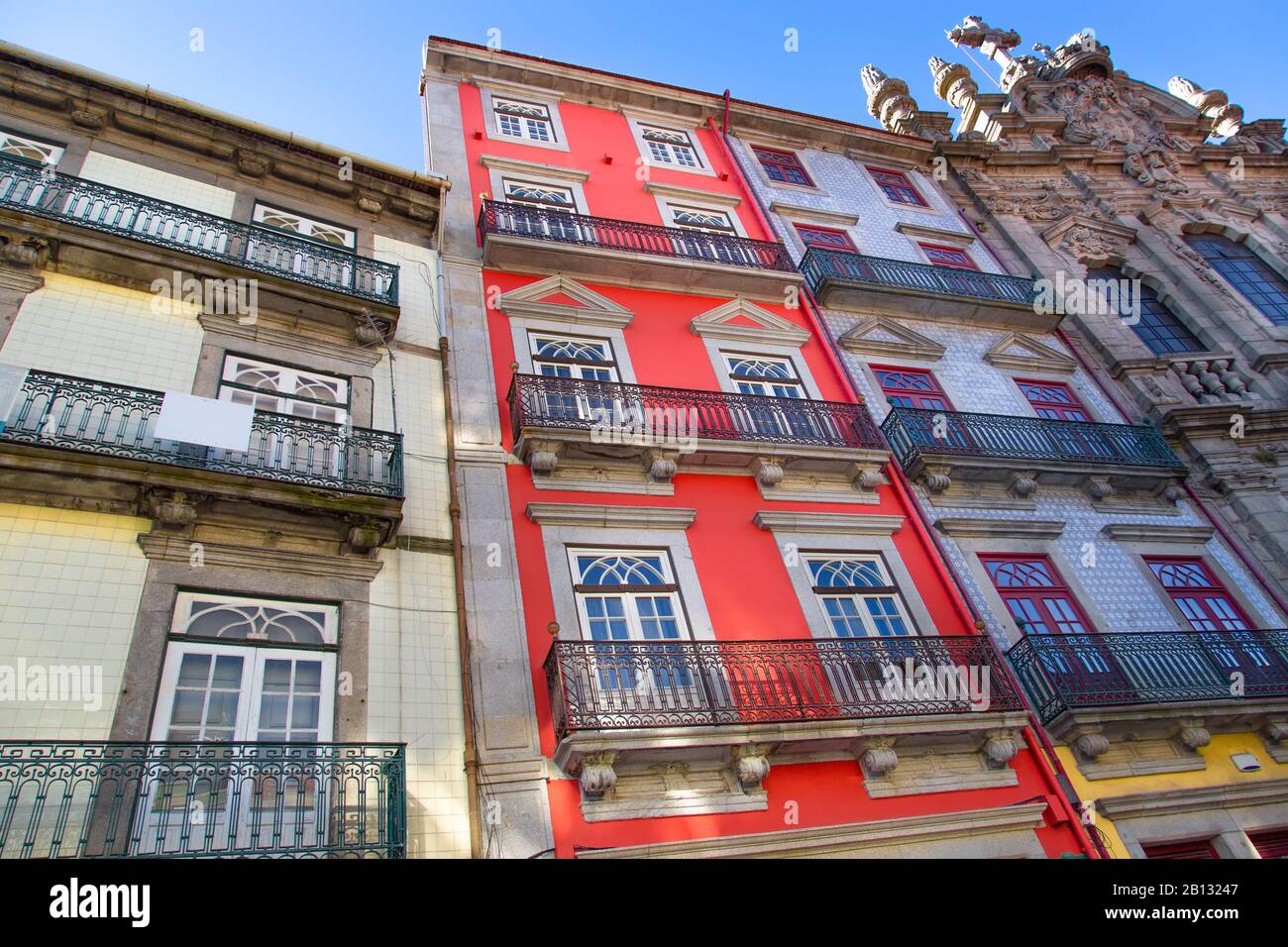 Schöne und bunte Porto Straßen in der Nähe von Rio Douro im historischen Zentrum Stockfoto