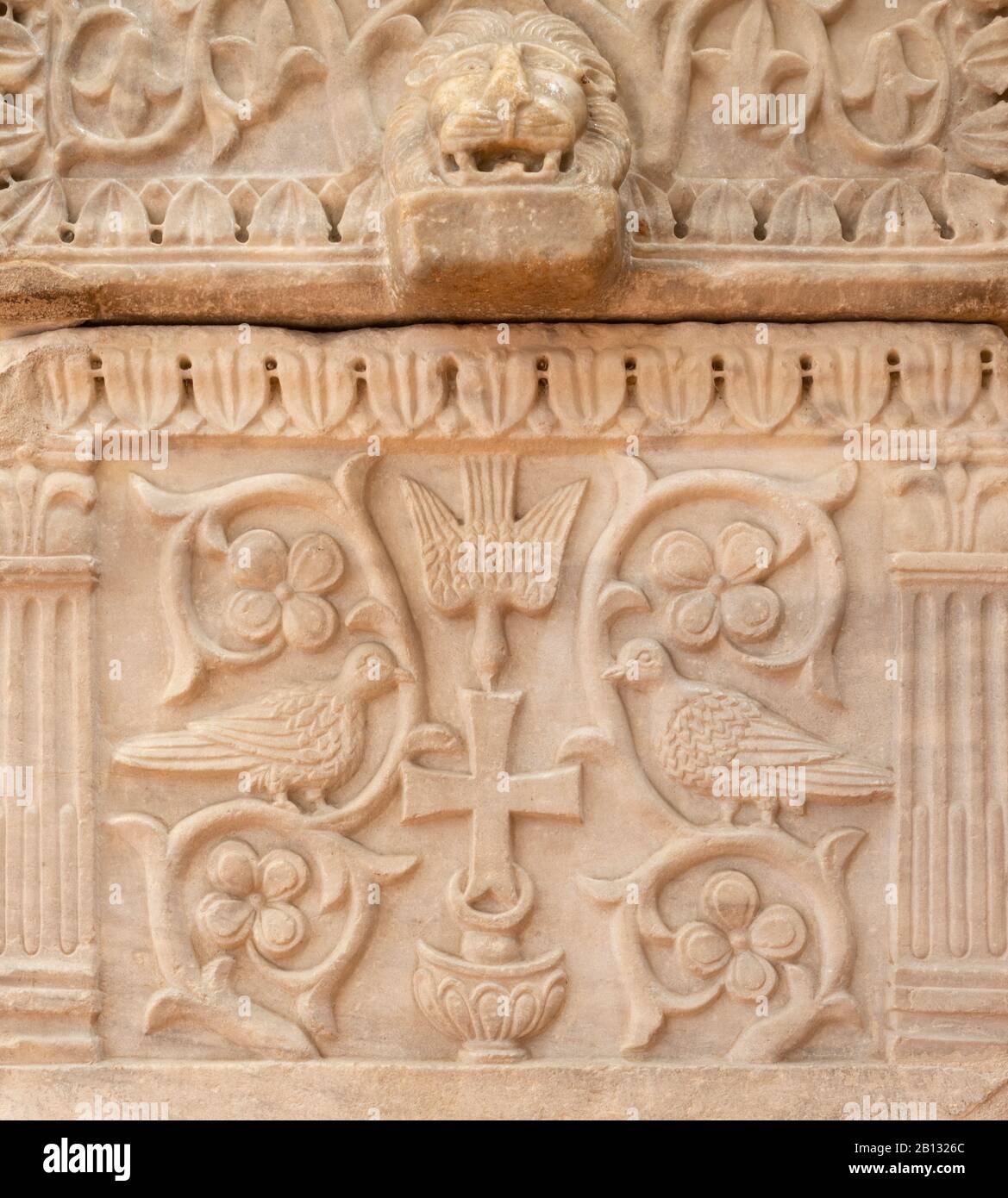 RAVENNA, ITALIEN - 29. JANUAR 2020: Das Detail des frühchristlichen Grabes in der Kirche Basilika Sant Apolinare in Classe mit dem Paradies symbolisch. Stockfoto