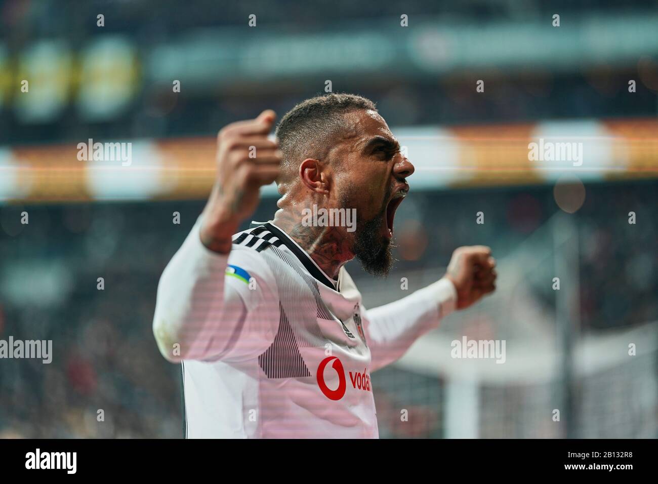 Vodafone Park, Istanbul, Türkei. Februar 2020. Kevin-Prinz Boateng von Besiktas feiert Besiktas zweites Tor während Besiktas gegen Trabzonspor im Vodafone-Park, Istanbul, Türkei. Kim Price/CSM/Alamy Live News Stockfoto