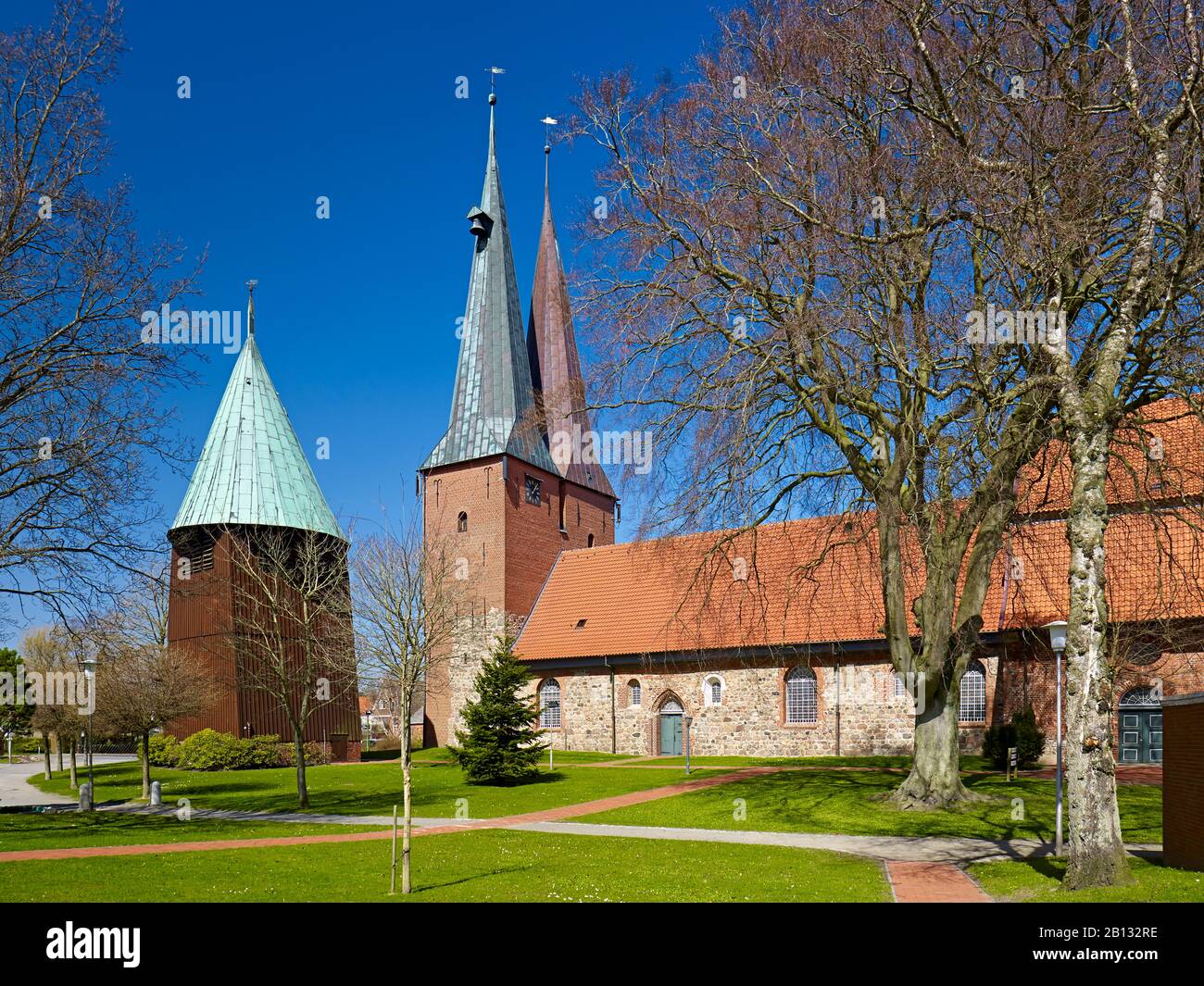 St. Nicolai-Kirche in Altenbruch mit Kirchturm, sog. Marschendom in Cuxhaven, Niedersachsen, Deutschland Stockfoto