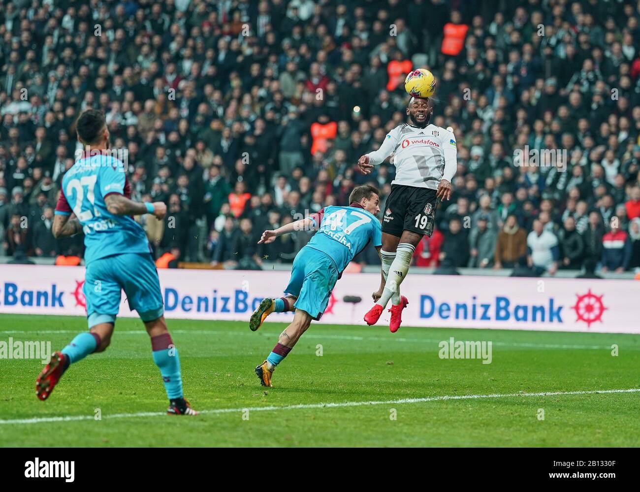 Februar 2020:!b10! In den Ball während Besiktas gegen Trabzonspor im Vodafone Park, Istanbul, Türkei. Kim Price/CSM Stockfoto