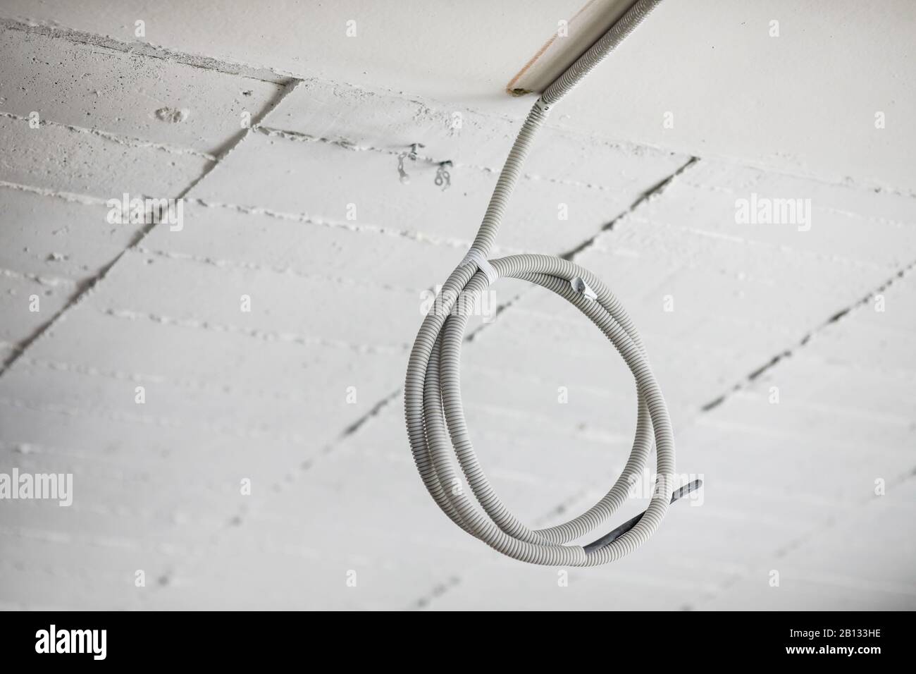 Elektrokabel in einem unfertigen Gebäude auf einer Baustelle. Stockfoto