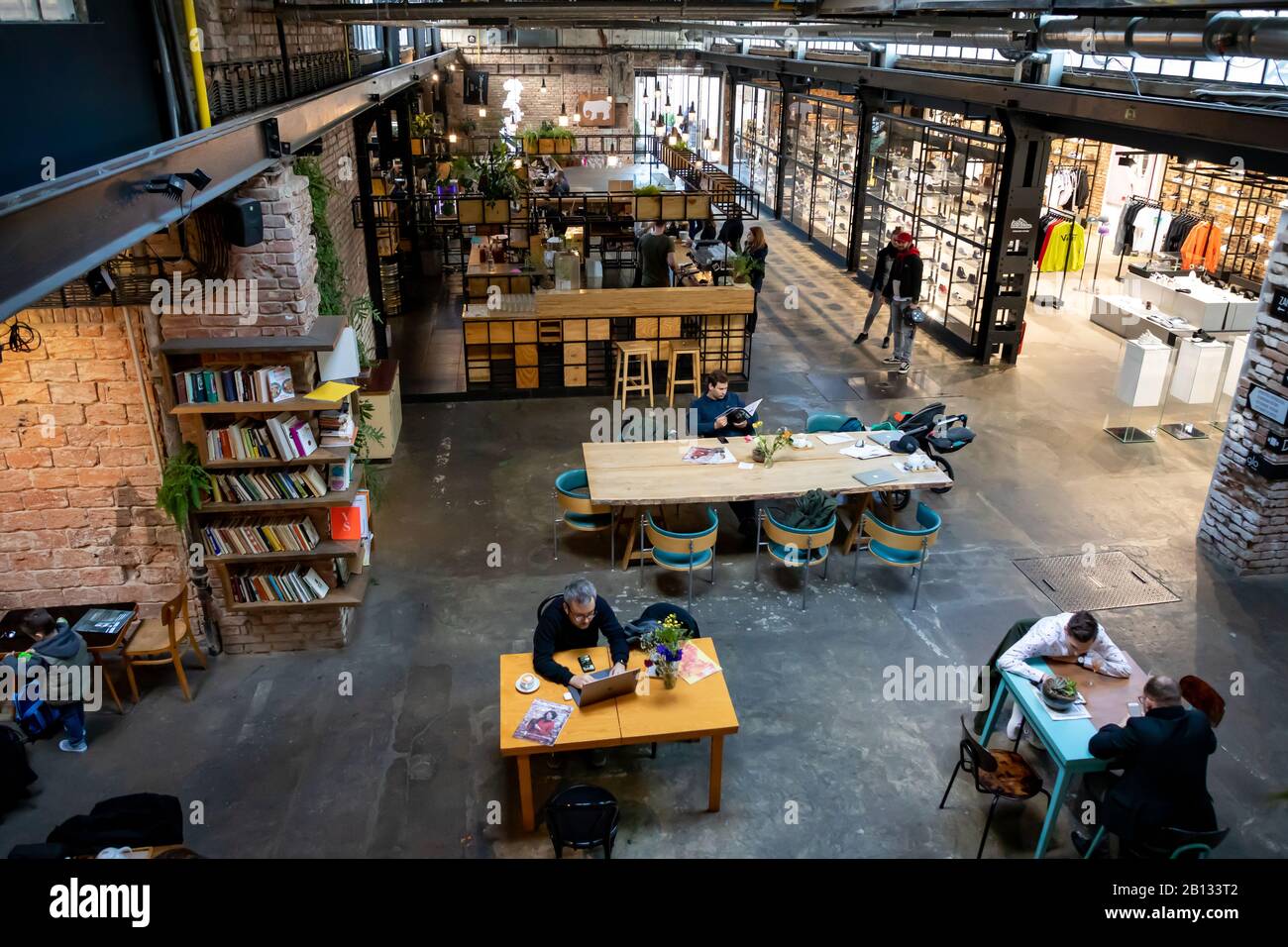 Prag, Tschechien - 18.02.2020: Interieur des modernen Cafés VNITRIBLOCK mit Holzmöbel und Wänden aus roten Ziegelsteinen, Prag, Tschechische Republik Stockfoto