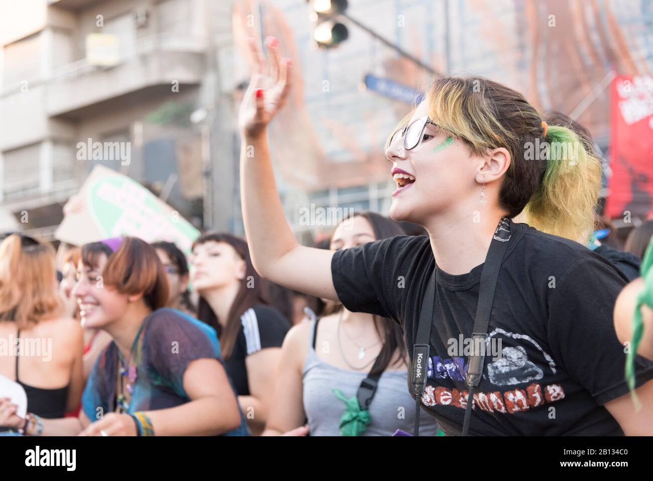 Capital Federal, Buenos Aires/Argentinien; 19. Februar 2020: Junge Frau ruft Slogans bei einer Demonstration für die Verabschiedung des Gesetzes der Justiz, Stockfoto