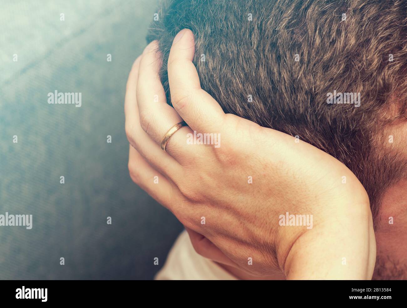 Nahaufnahme eines Mannes mit goldenem Ring, Konzeptbild über Familie, Hochzeit, Scheidung Stockfoto