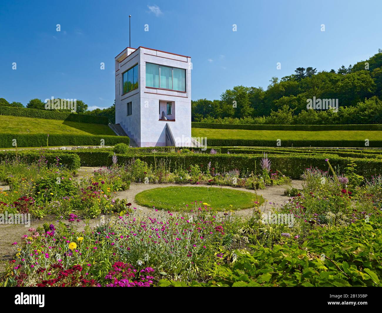 Garten im Stil des Barock mit Erdballhaus in Schleswig-Holstein, Schleswig-Flensburg, Schleswig-Holstein, Deutschland Stockfoto