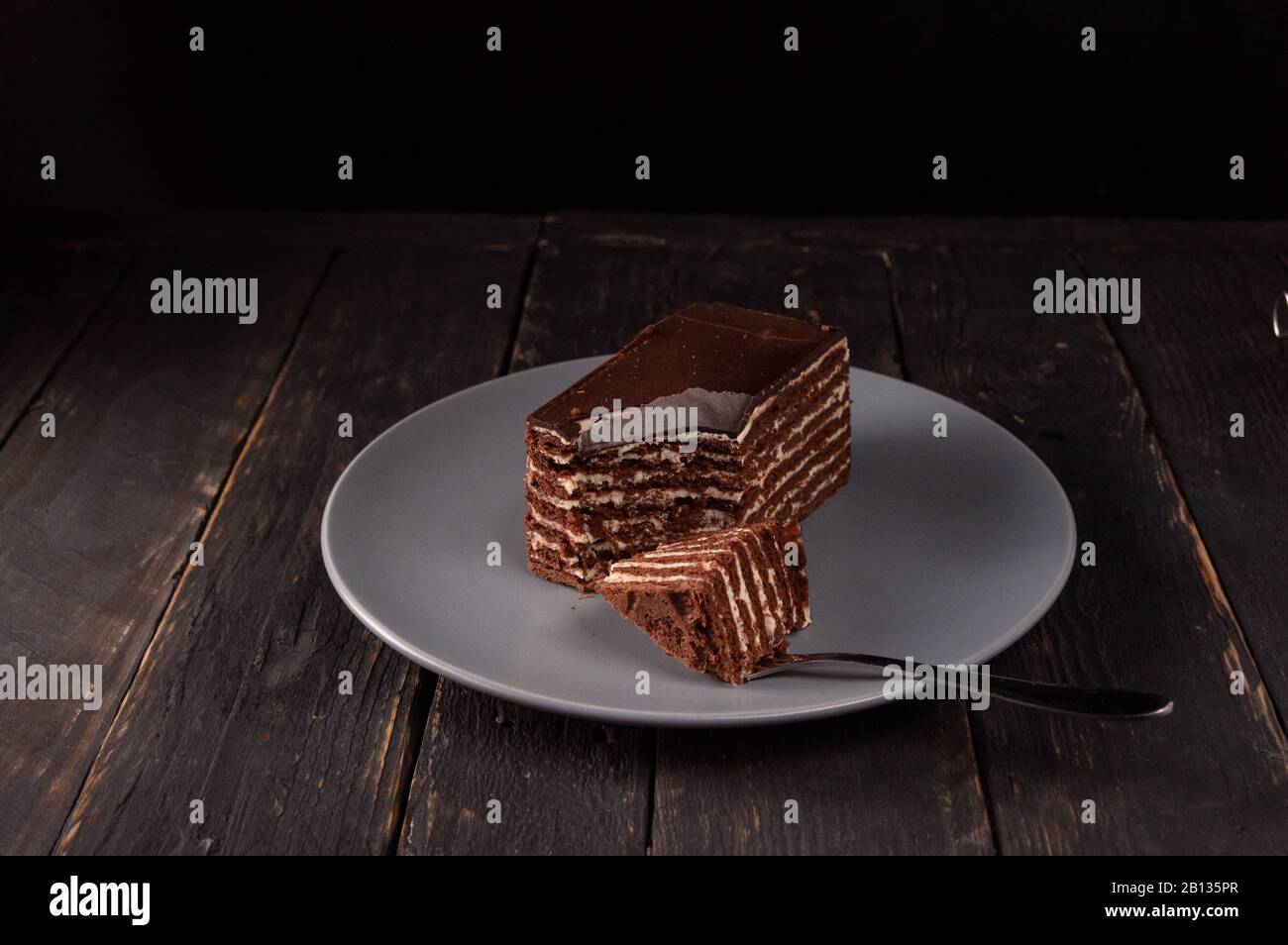 Ein Stück Kuchen und eine Gabel. Gebrochener Kuchen. Schokoladenkuchen. Stockfoto