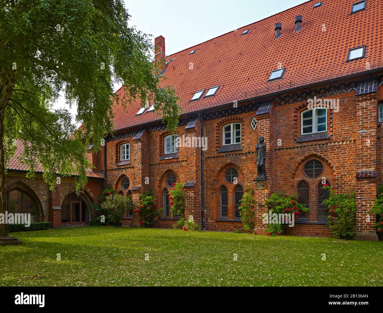 Kreuzhof des Ratzebburger Doms mit Barlach-Skulptur, Kreis Lauenburg, Schleswig-Holstein, Deutschland Stockfoto
