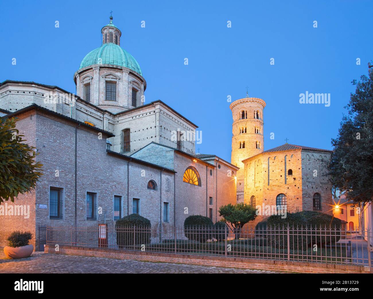 Ravenna - Der Dom und das Baptisterium Battistero Neoniano in der Abenddämmerung. Stockfoto