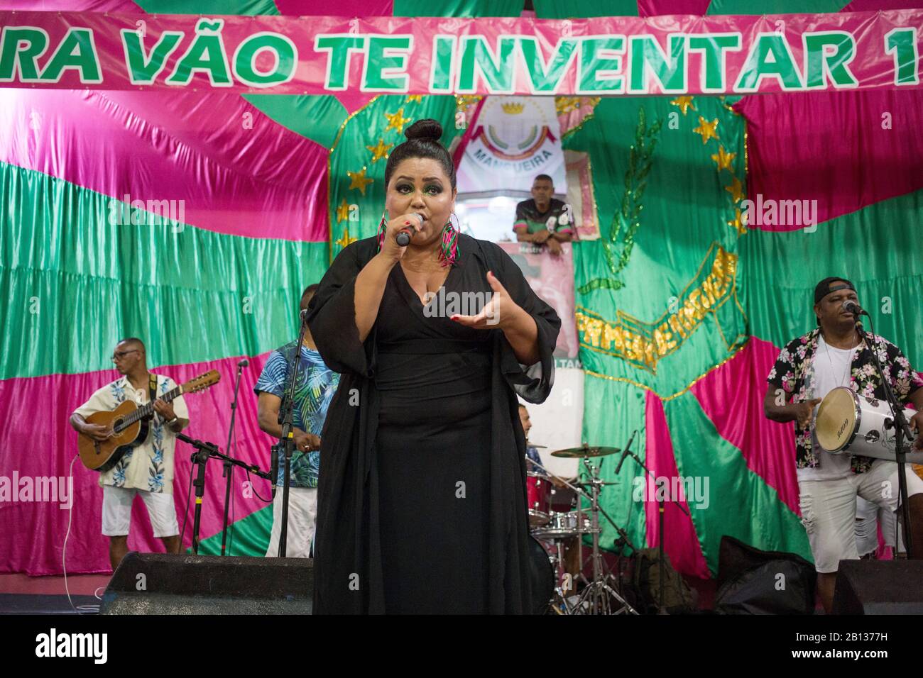 Rio De Janeiro, Brasilien. Februar 2020. Ein Sänger tritt während einer Probe in der Samba-Schule "Estacao Primeira de Mangueira" auf. Eine der besten und beliebtesten Samba-Schulen Brasiliens fordert auch die stetig wachsende Zahl religiöser Menschen des Landes heraus. Die Parade der Samba-Schule "Estacao Primeira de Mangueira" führte bereits zu einem großen Gespräch in Rio de Janeiro, bevor die Mangueira begannen, die Samba-Schulen zu verlegen. Weil der Jesus der 'Mangueira' schwarz ist, hat er einheimisches Blut, kommt in den Körper einer Frau. Kredit: Pedro Prado / dpa / Alamy Live News Stockfoto