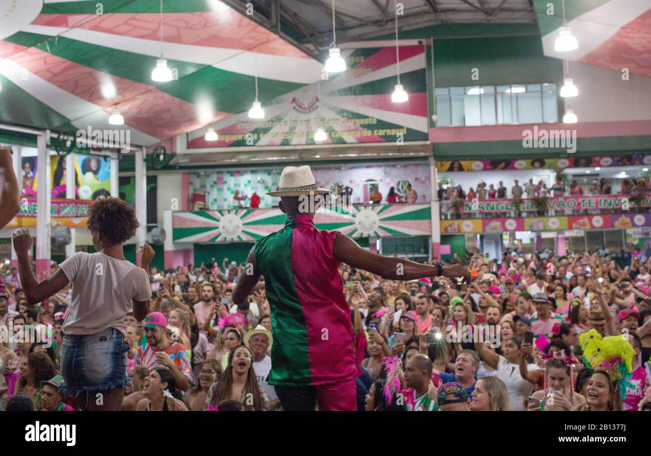 Rio De Janeiro, Brasilien. Februar 2020. Tänzer treten während einer Probe in der Samba-Schule "Estacao Primeira de Mangueira" auf. Eine der besten und beliebtesten Samba-Schulen Brasiliens fordert auch die stetig wachsende Zahl religiöser Menschen des Landes heraus. Die Parade der Samba-Schule "Estacao Primeira de Mangueira" führte bereits zu einem großen Gespräch in Rio de Janeiro, bevor die Mangueira begannen, die Samba-Schulen zu verlegen. Weil der Jesus der 'Mangueira' schwarz ist, hat er einheimisches Blut, kommt in den Körper einer Frau. Kredit: Pedro Prado / dpa / Alamy Live News Stockfoto