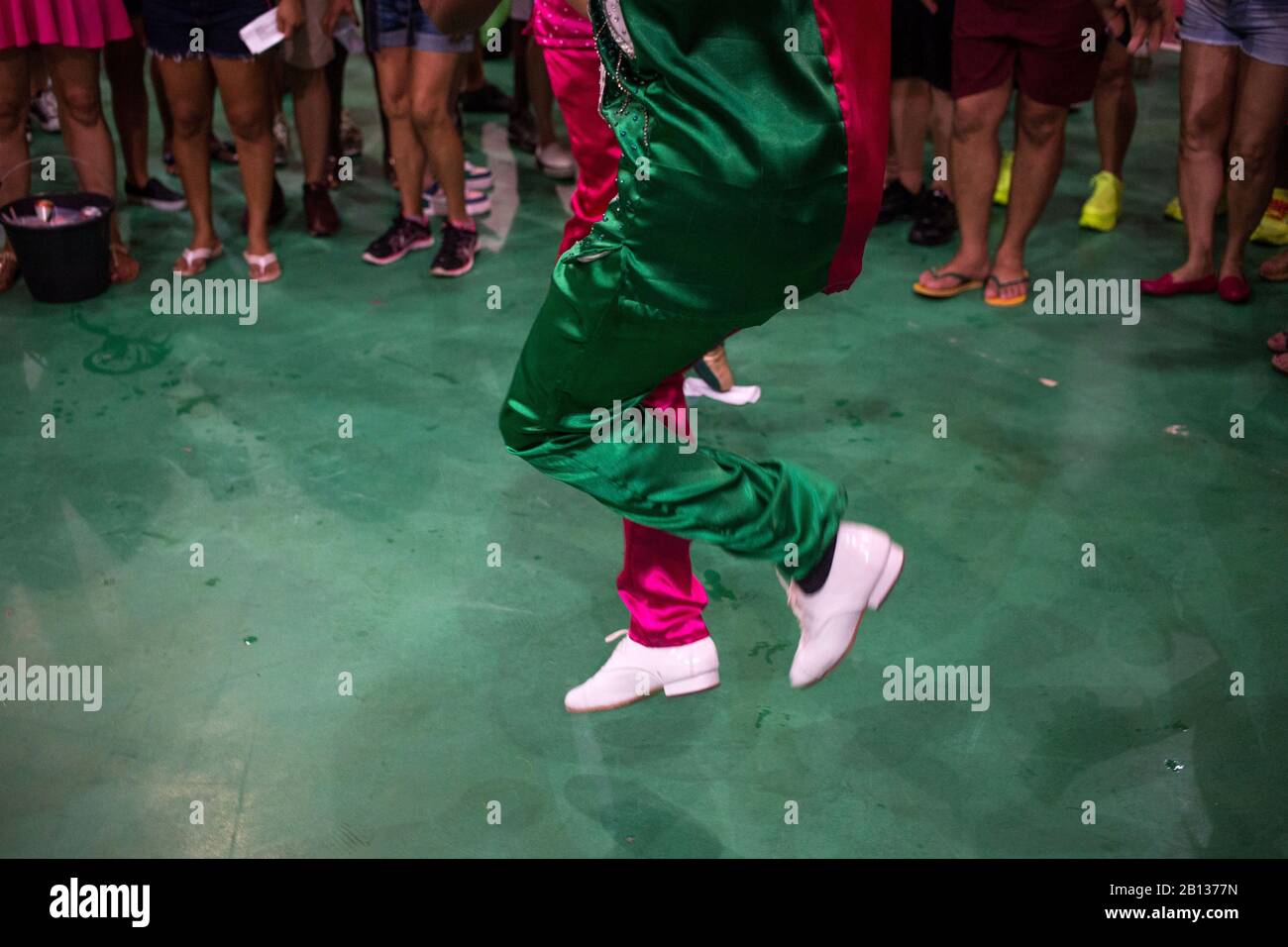 Rio De Janeiro, Brasilien. Februar 2020. Eine Tänzerin tanzt während einer Probe in der Samba-Schule "Estacao Primeira de Mangueira". Eine der besten und beliebtesten Samba-Schulen Brasiliens fordert auch die stetig wachsende Zahl religiöser Menschen des Landes heraus. Die Parade der Samba-Schule "Estacao Primeira de Mangueira" führte bereits zu einem großen Gespräch in Rio de Janeiro, bevor die Mangueira begannen, die Samba-Schulen zu verlegen. Weil der Jesus der 'Mangueira' schwarz ist, hat er einheimisches Blut, kommt in den Körper einer Frau. Kredit: Pedro Prado / dpa / Alamy Live News Stockfoto