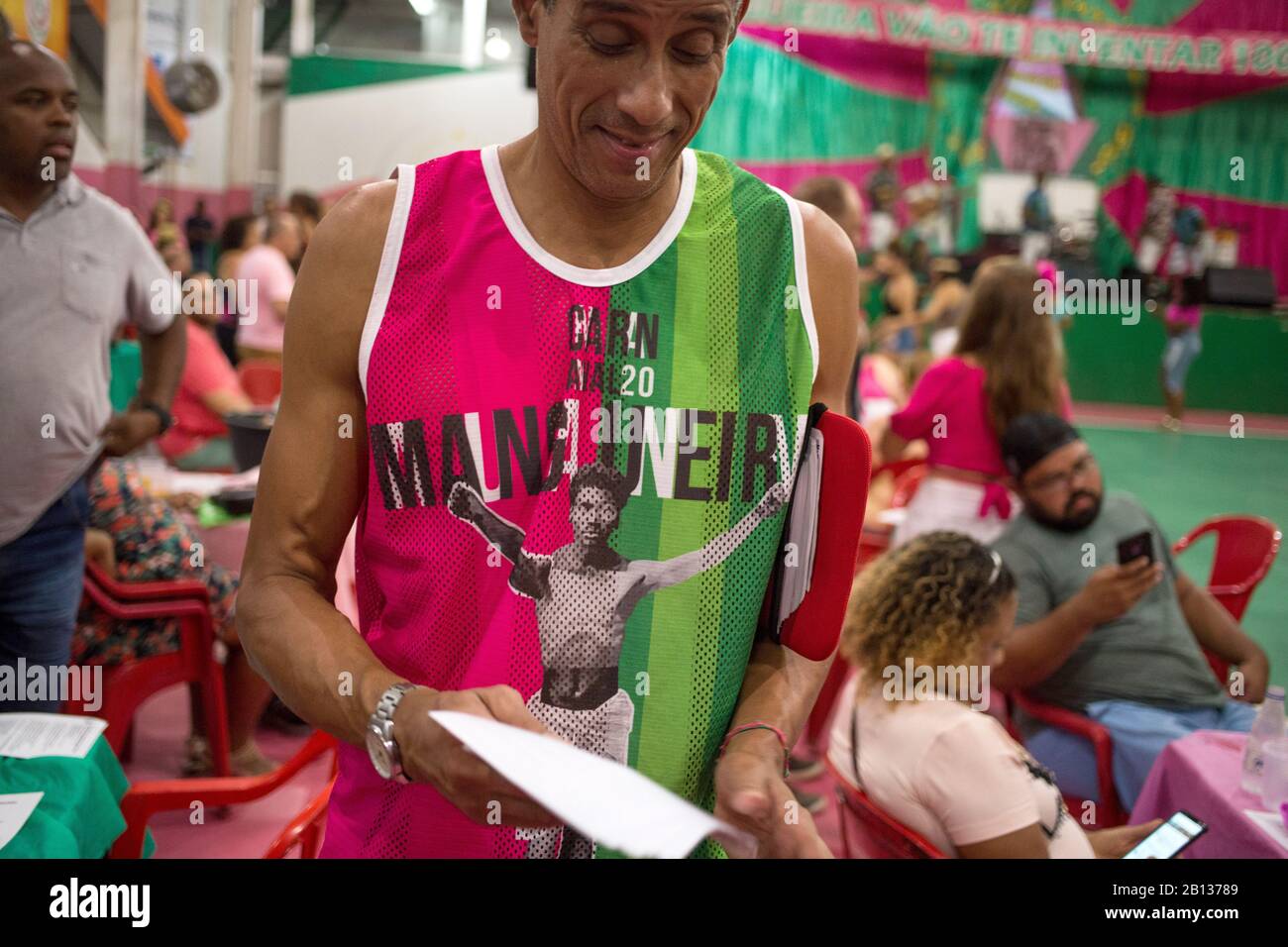 Rio De Janeiro, Brasilien. Februar 2020. Während einer Probe in der Samba-Schule "Estacao Primeira de Mangueira" vertreibt ein Mann Liedtexte. Eine der besten und beliebtesten Samba-Schulen Brasiliens fordert auch die stetig wachsende Zahl religiöser Menschen des Landes heraus. Die Parade der Samba-Schule "Estacao Primeira de Mangueira" führte bereits zu einem großen Gespräch in Rio de Janeiro, bevor die Mangueira begannen, die Samba-Schulen zu verlegen. Weil der Jesus der 'Mangueira' schwarz ist, hat er einheimisches Blut, kommt in den Körper einer Frau. Kredit: Pedro Prado / dpa / Alamy Live News Stockfoto