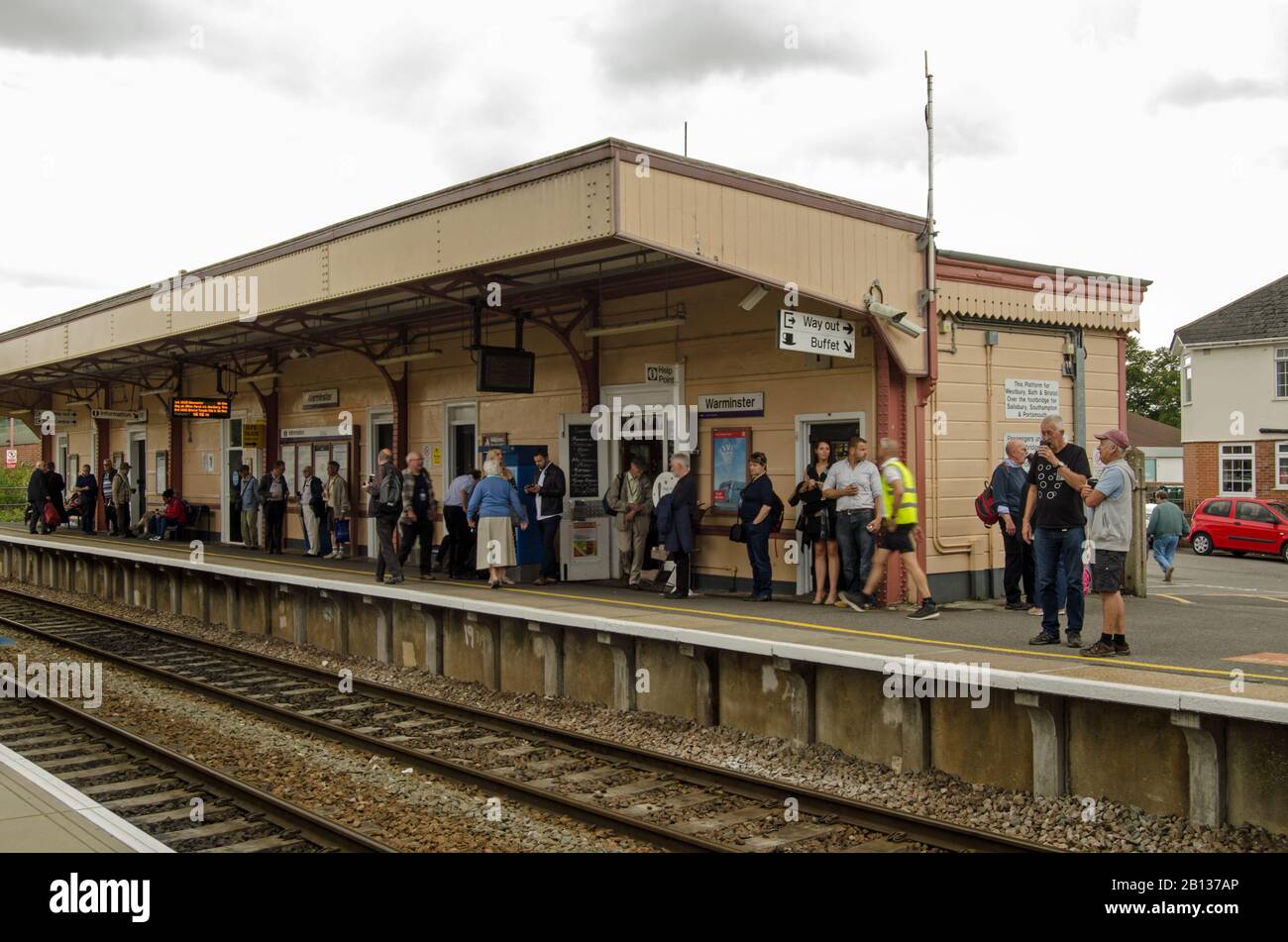 Warminster, Großbritannien - 17. August 2019: Passagiere, die an einem trübem Sommernachmittag in Warminster, Wiltshire auf einen Zug warten. Stockfoto