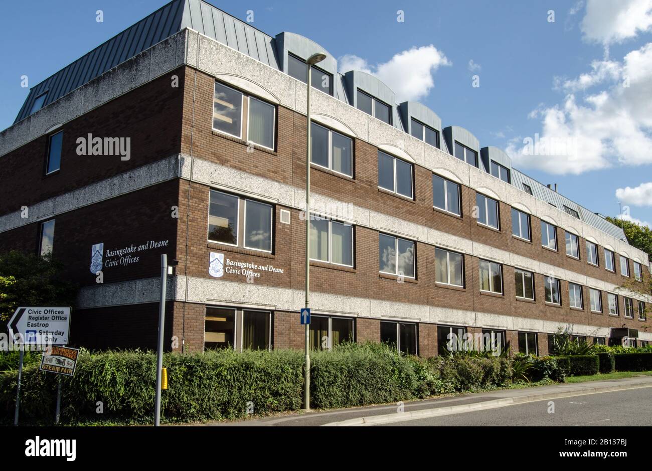 Basingstoke, Großbritannien - 1. September 2019: Außenstellen von Basingstoke und Deane Council Offices in Hampshire, Großbritannien an einem sonnigen Sommernachmittag. Stockfoto