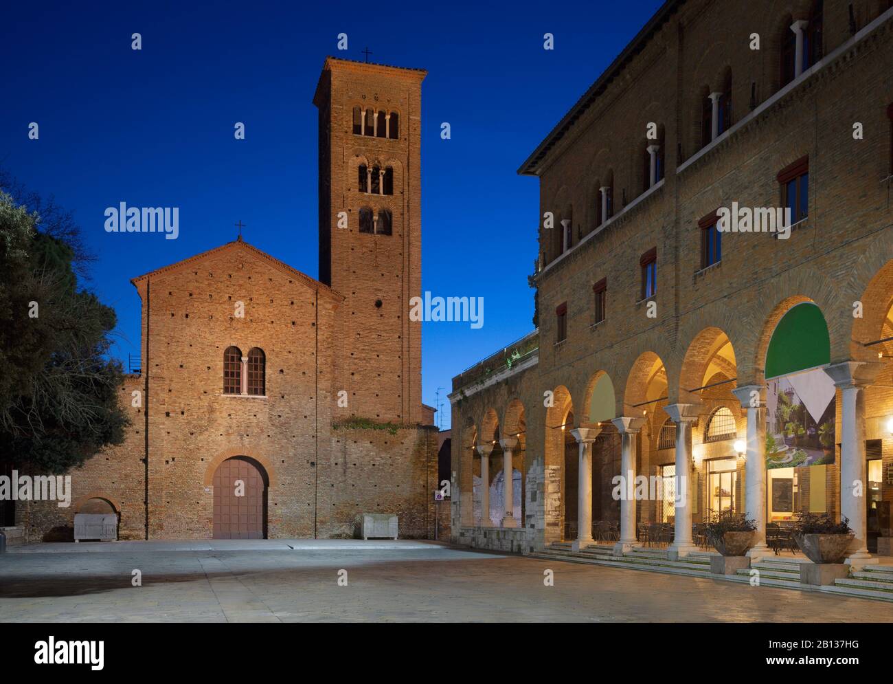 Ravenna - Die Basilika San Francesco in der Abenddämmerung. Stockfoto Ravenna - Die Basilika San Francesco in der Abenddämmerung. Stockfoto