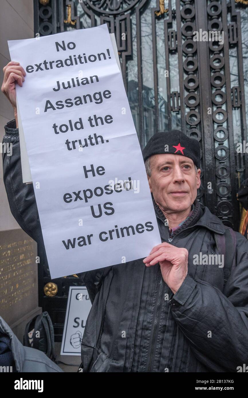 London, Großbritannien. Februar 2020. Peter Tatchell. Die Menschen treffen sich im Australia House, um zu einer Kundgebung auf dem Parliament Square zu marschieren und fordern die Freilassung von Julian Assange, dessen Auslieferungsverfahren am Montag beginnt. Die Trump-Regierung will ihn nach dem US-Spionagegesetz mit einer 175-jährigen Gefängnisstrafe oder der Todesstrafe wegen Aufdeckung von US-Kriegsverbrechen und illegaler Massenüberwachung versuchen. Julians Vater, der Wikileaks-Chefredakteur Roger Walters, MIA, Vivienne Westwood, Brian Eno, Lowkey und Chrissie Hynde gehörten zu den Unterstützern der Veranstaltung. Peter Marshall/Alamy Live News Stockfoto