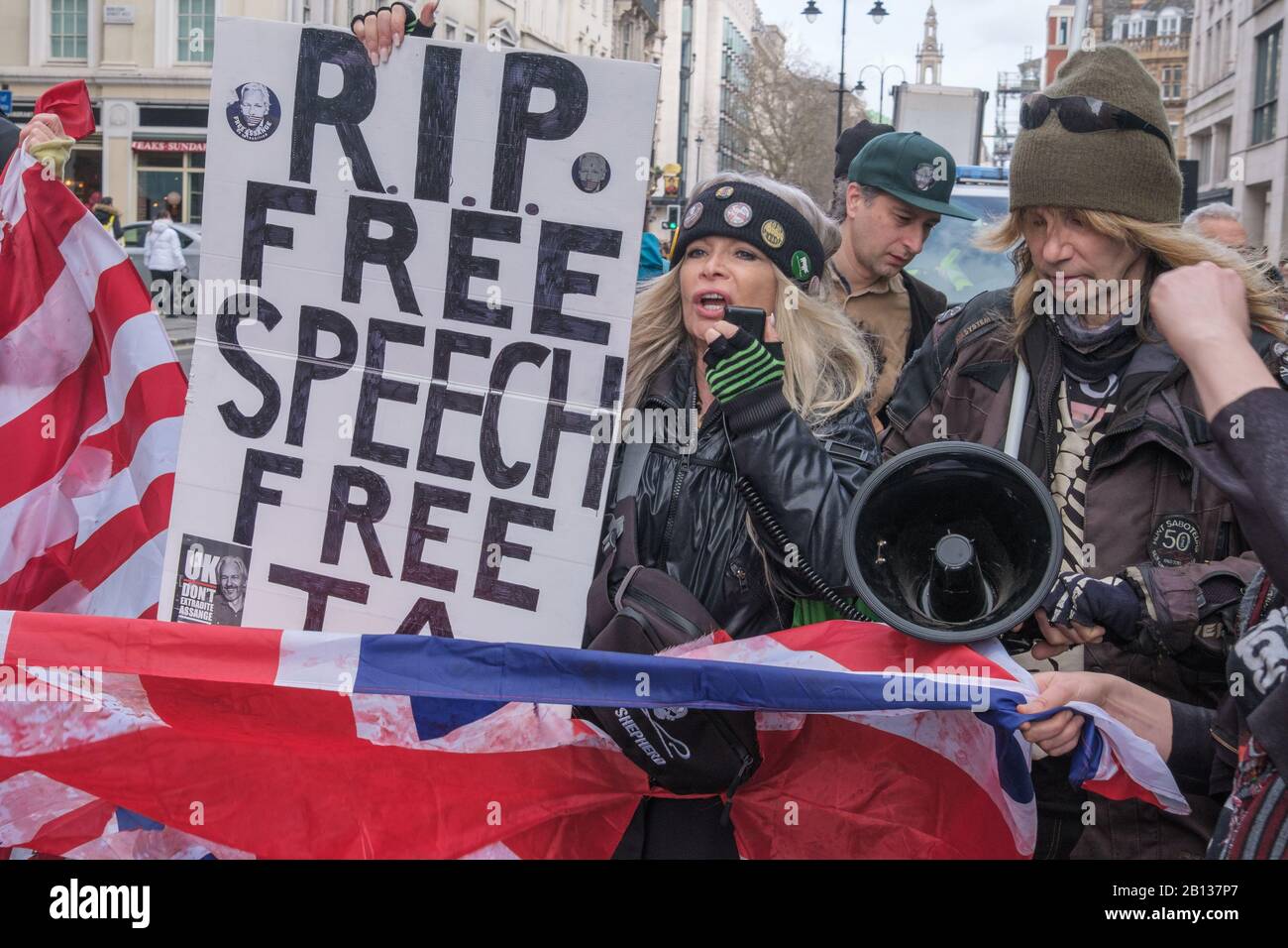 London, Großbritannien. Februar 2020. Die Menschen marschieren vom Australia House zu einer Kundgebung am Parliament Square, die die Freilassung von Julian Assange fordert, dessen Auslieferungsverfahren am Montag beginnt. Die Trump-Regierung will ihn nach dem US-Spionagegesetz mit einer 175-jährigen Gefängnisstrafe oder der Todesstrafe wegen Aufdeckung von US-Kriegsverbrechen und illegaler Massenüberwachung versuchen. Julians Vater, der Wikileaks-Chefredakteur Roger Walters, MIA, Vivienne Westwood, Brian Eno, Lowkey und Chrissie Hynde gehörten zu den Unterstützern der Veranstaltung. Peter Marshall/Alamy Live News Stockfoto