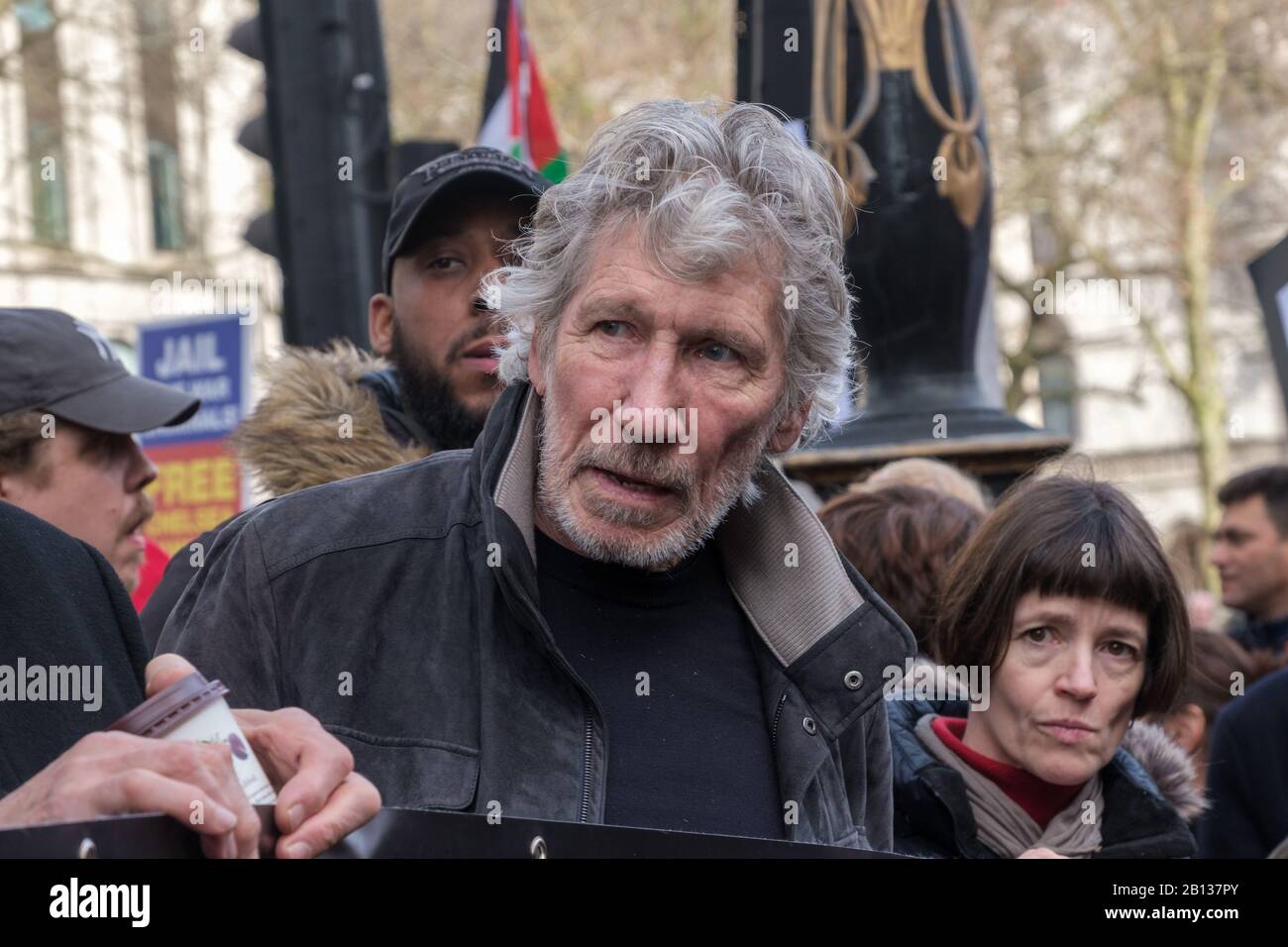 London, Großbritannien. Februar 2020. Roger Walters im Australia House vor dem marsch zu einer Kundgebung auf dem Parliament Square, die die Freilassung von Julian Assange fordert, dessen Auslieferungsverfahren am Montag beginnt. Die Trump-Regierung will ihn nach dem US-Spionagegesetz mit einer 175-jährigen Gefängnisstrafe oder der Todesstrafe wegen Aufdeckung von US-Kriegsverbrechen und illegaler Massenüberwachung versuchen. Julians Vater, der Wikileaks-Chefredakteur Roger Walters, MIA, Vivienne Westwood, Brian Eno, Lowkey und Chrissie Hynde gehörten zu den Unterstützern der Veranstaltung. Peter Marshall/Alamy Live News Stockfoto