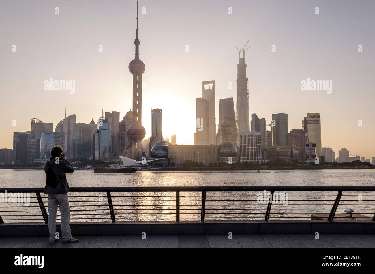 Fotograf vor der Skyline von Pudong am Morgen, Shanghai, China Stockfoto