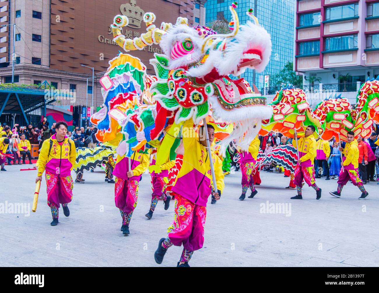 Tänzer führen einen Drachentanz während des Macau International Dragon and Lion Dance Day im Praca da Amizade in Macau auf Stockfoto