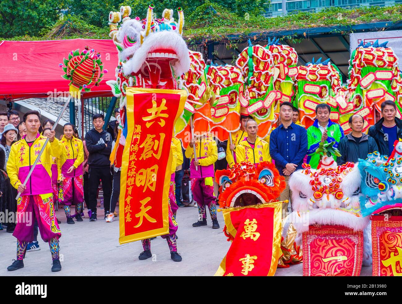 Tänzer warten auf eine Vorstellung während des Macau International Dragon and Lion Dance Day im Praca da Amizade in Macau Stockfoto