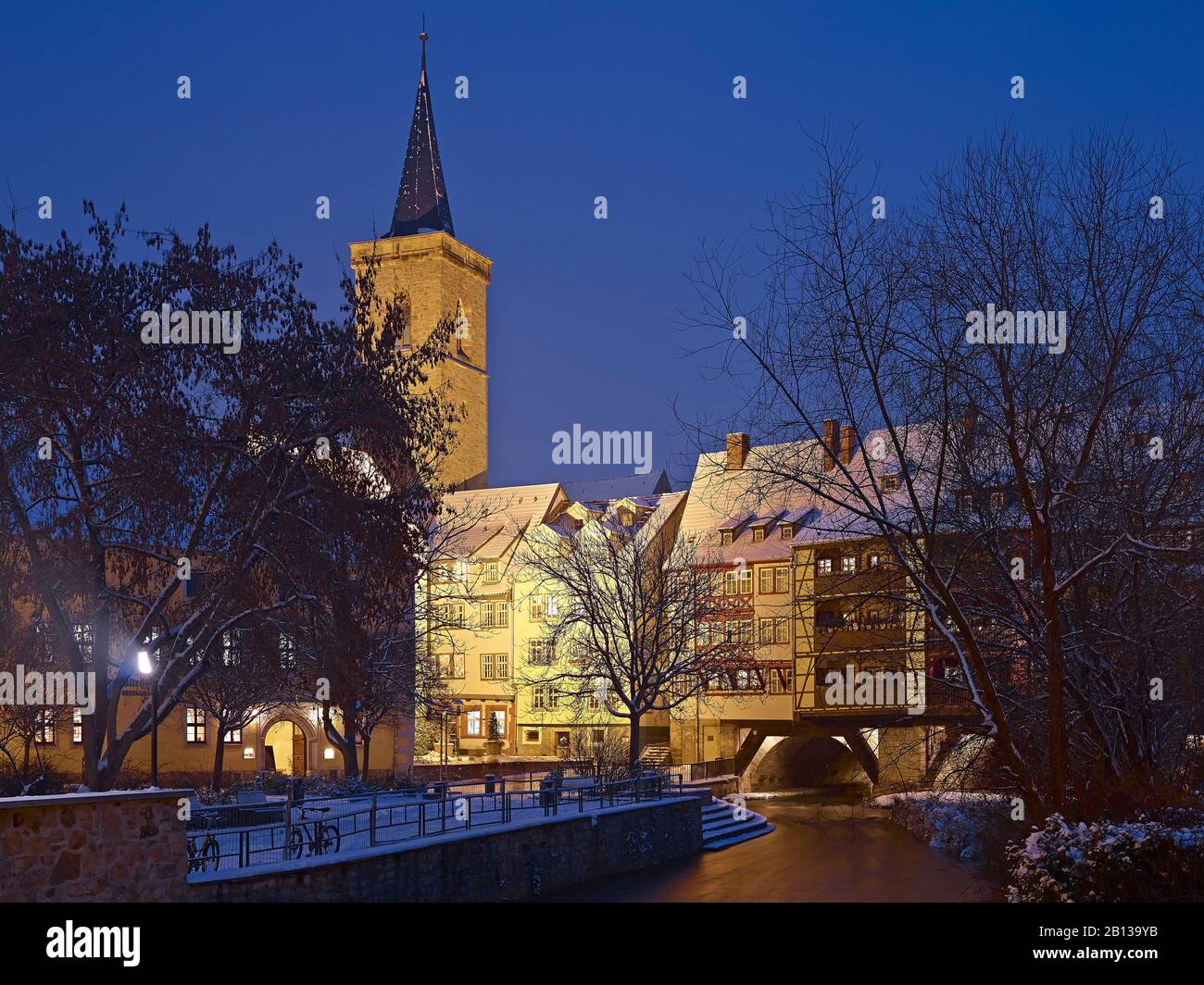 Krämerbrücke mit St. Giles-Kirchturm in Erfurt, Thüringen, Deutschland Stockfoto