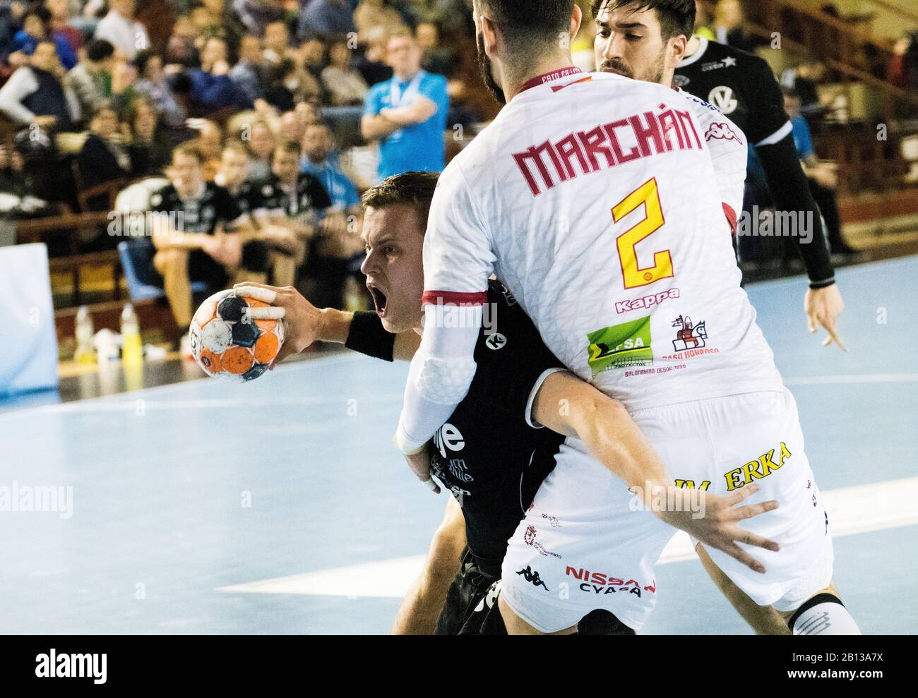 Leon, Spanien. Februar 2020. Ruben Marchan (CB Ademar Leon) versucht beim Handballspiel des EHF-Europapokals 2019/2020 zwischen CB Ademar Leon und RK Gorenje Velenje am Sportzentrum am 22. Februar 2020 in Leon, Spanien, einen Schuss von Grega Oklescen (RK Gorenje Velenje) zu blockieren. Credit: David Gato/Alamy Live News Stockfoto