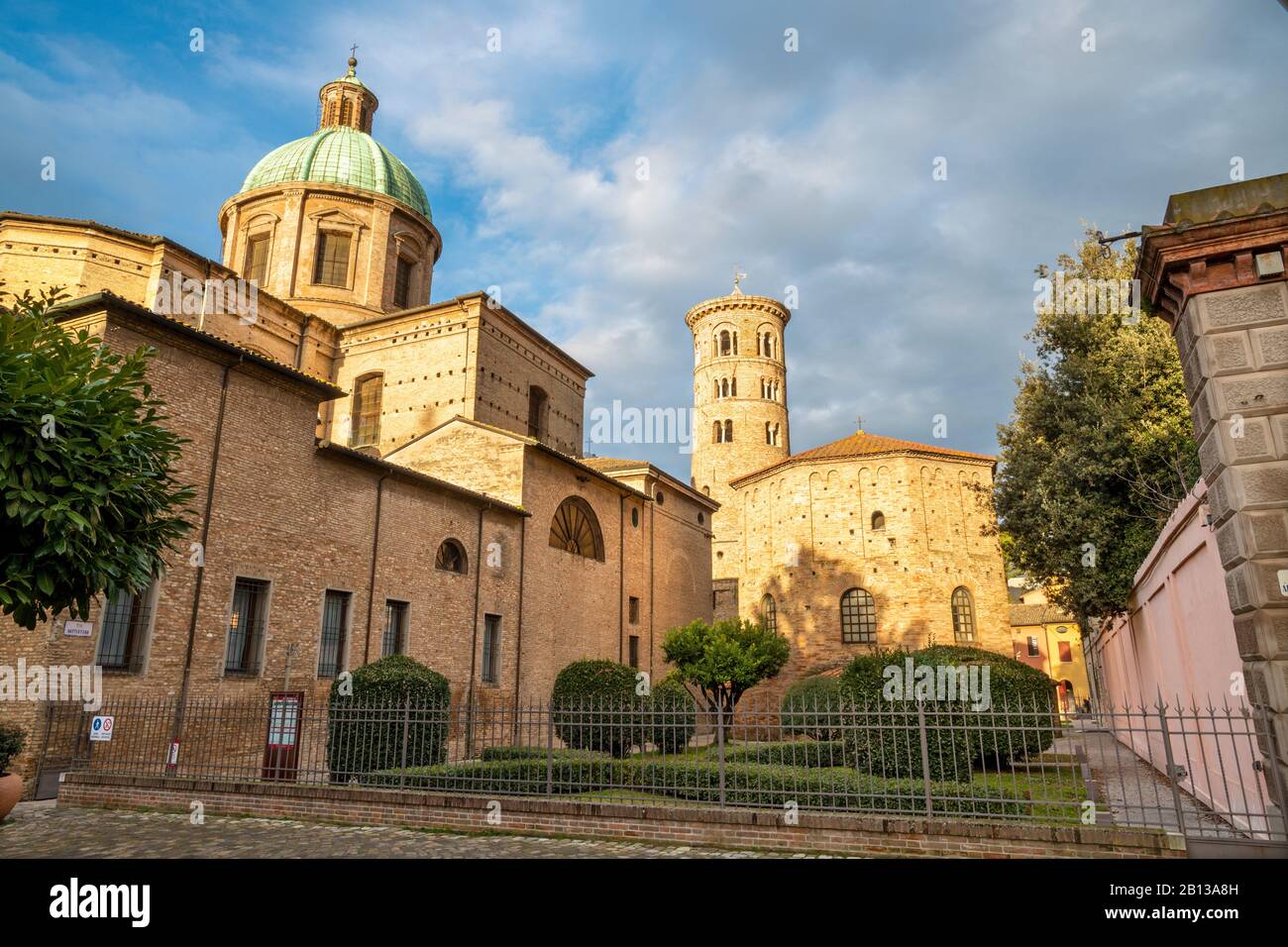 Ravenna - Der Dom und das Baptisterium Battistero Neoniano. Stockfoto