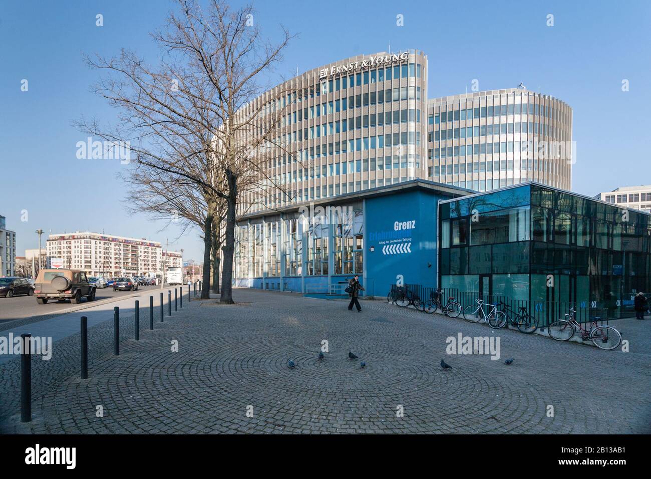 Spreedreieck, mit Ausstellung Grenzerübung, Traenpalast, Tränenpalast, ehemaliger Grenzübergang, Reichstagufer, Mitte, Berlin, Deutschland, Europa Stockfoto