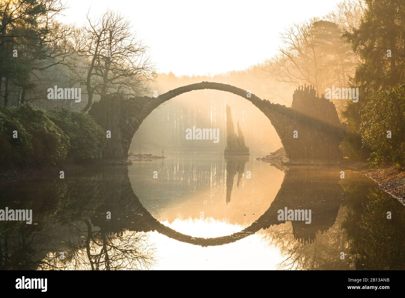 Die Rakotz-Brücke im Rhodendron-Park Kromlau bei Sonnenaufgang, Gablenz, Görlitzer Stadtteil, Sachsen, Deutschland Stockfoto