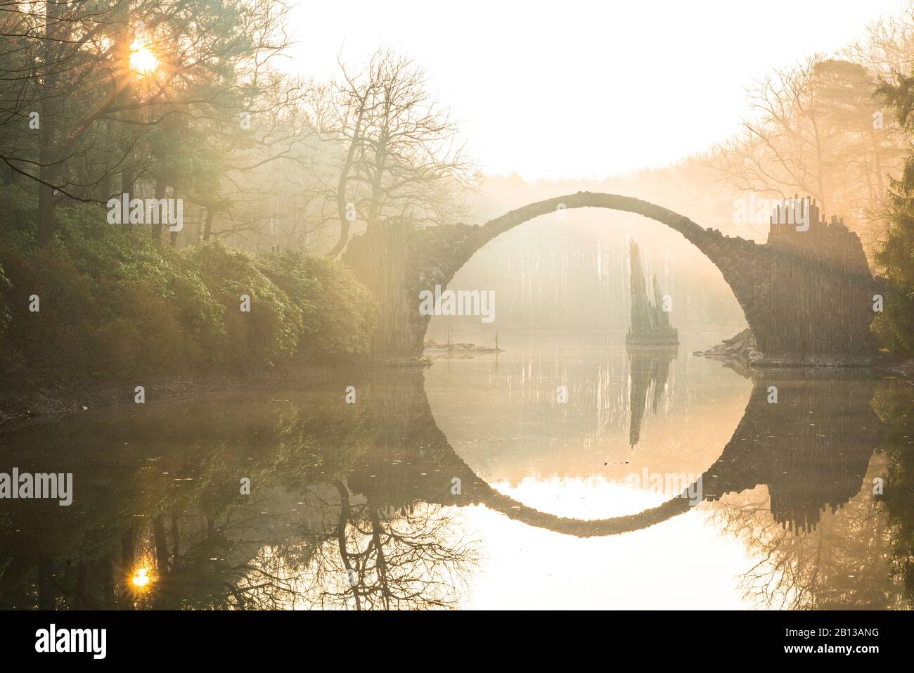 Die Rakotz-Brücke im Rhodendron-Park Kromlau bei Sonnenaufgang, Gablenz, Görlitzer Stadtteil, Sachsen, Deutschland Stockfoto