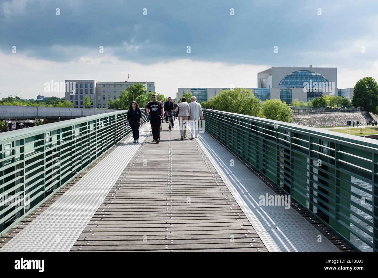 Gustav-Heinemann-Brücke hinter Schweizer Botschaft und Bundeskanzleramt, Moabit, Berlin Mitte, Deutschland, Europa Stockfoto