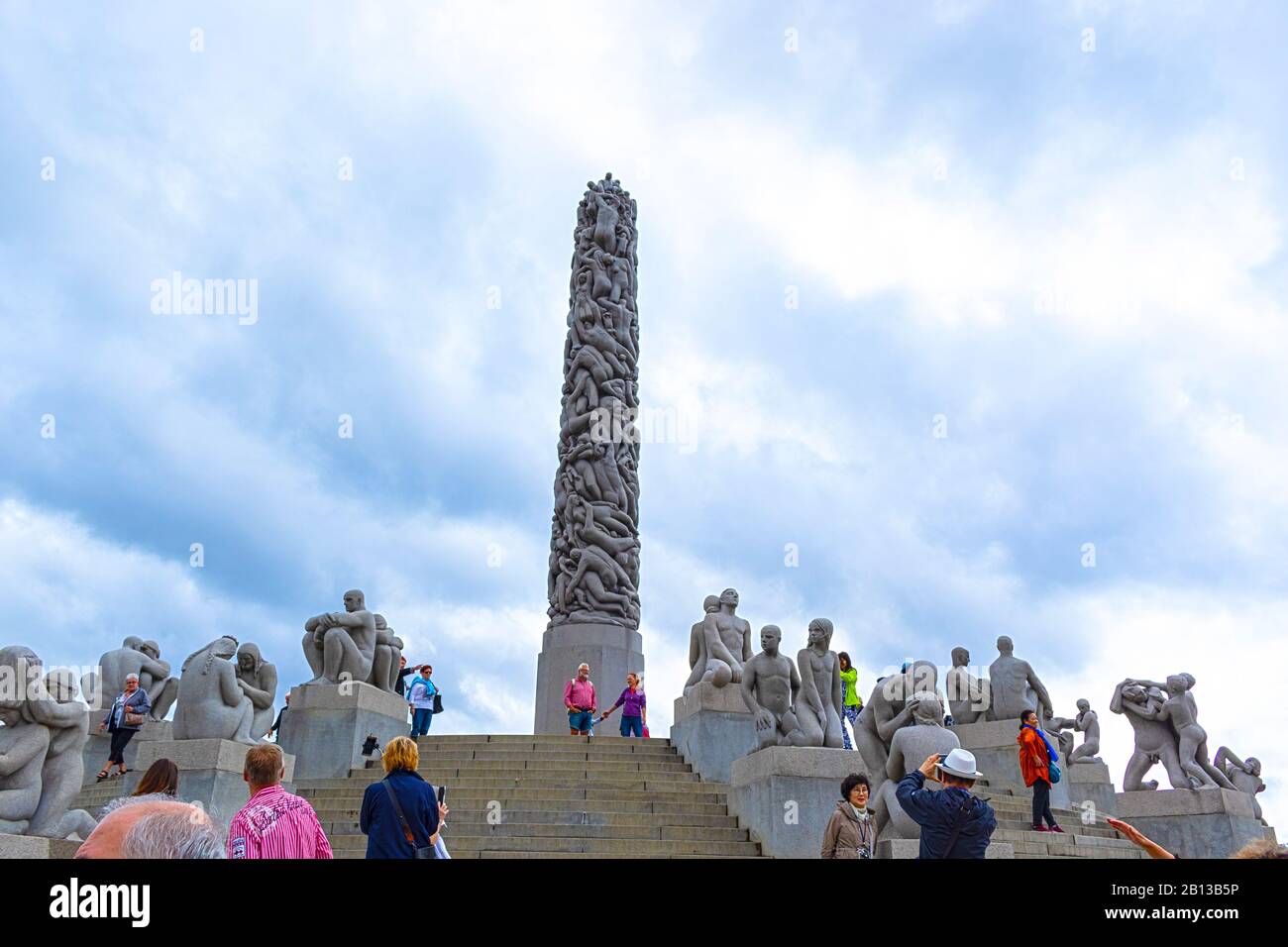 Der Frogner Park am bewölkten Sommertag. Frogner Park mit Vigeland-Installationsskulpturen - ein öffentlicher Park im Stadtbezirk Frogner in Oslo, Norwegen Stockfoto