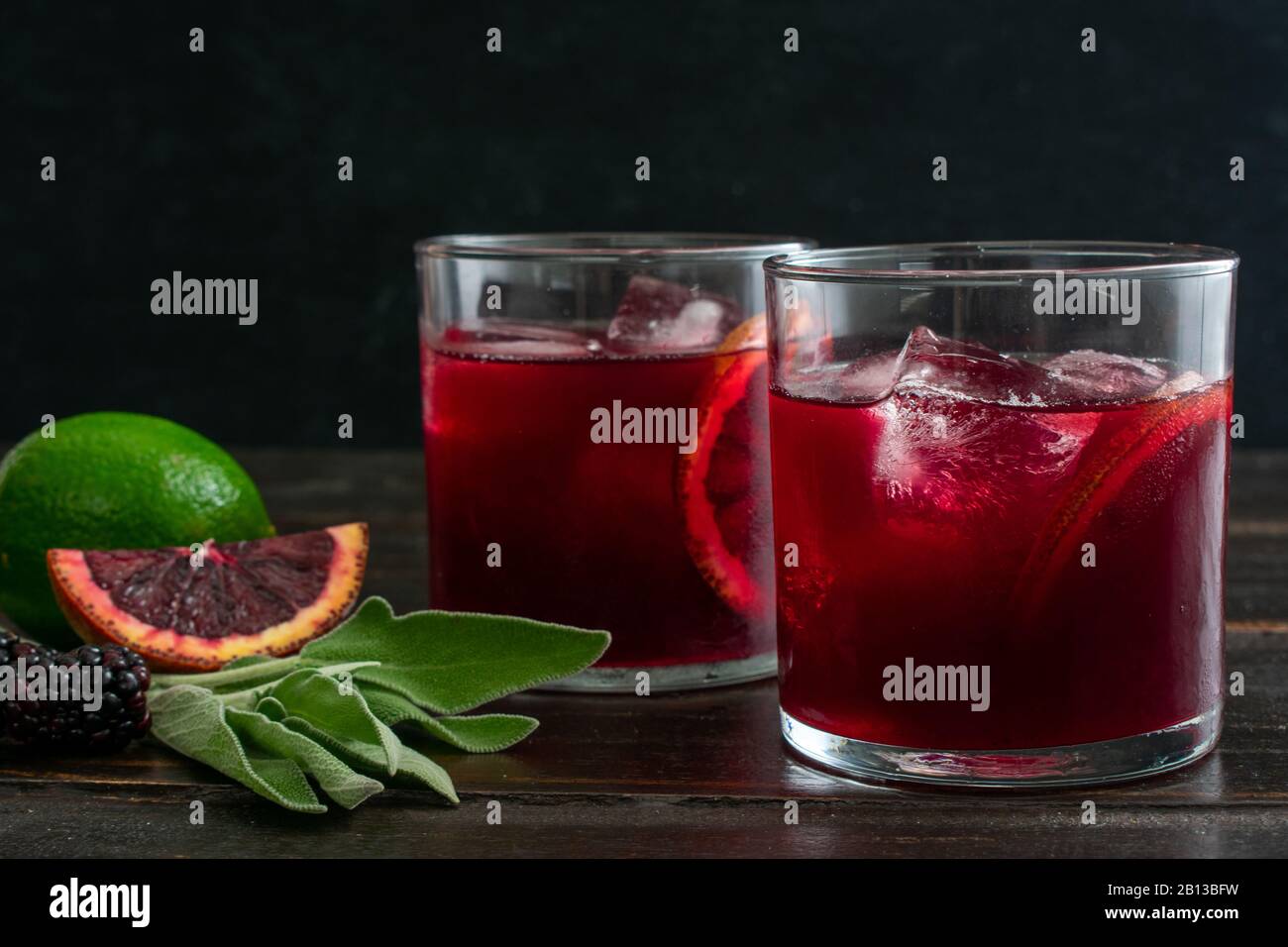 Verbrannte sage und Brombeere Sangria: Sangria aus verkohlten Salbeiblättern, Blutorangen und Brombeeren, die in trockenem Rotwein geheppt sind Stockfoto