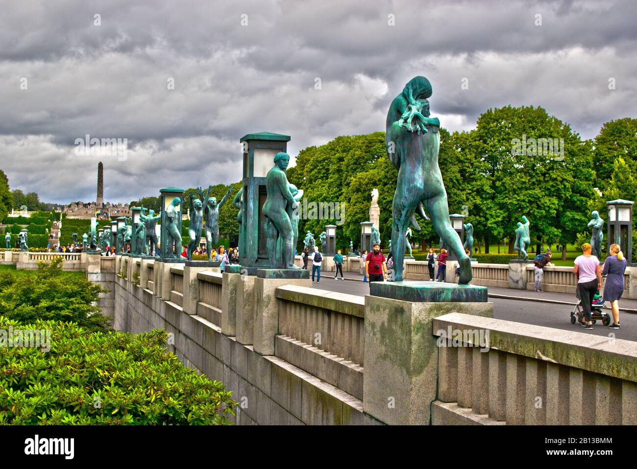 Der Frogner Park am bewölkten Sommertag. Frogner Park mit Vigeland-Installationsskulpturen - ein öffentlicher Park im Stadtbezirk Frogner in Oslo, Norwegen Stockfoto